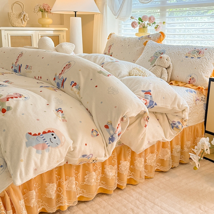 91家纺网 家纺一手货源 找家纺 美达家纺 2025新款高克重牛奶绒花边款夹棉床盖三件套 恐龙星球