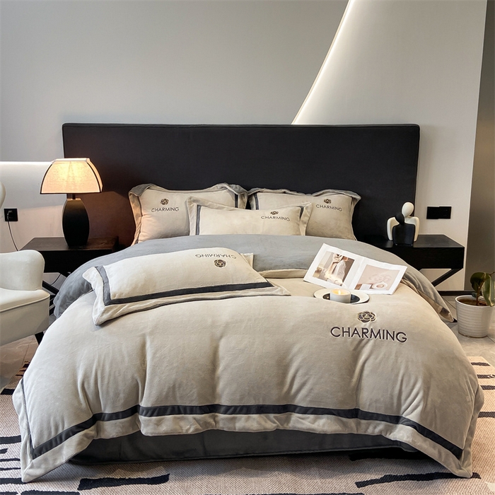 91家纺网 家纺一手货源 找家纺 盛秋家纺 2025新款高克重绣花双拼牛奶绒系列山茶花四件套-查伦香草灰+经典灰