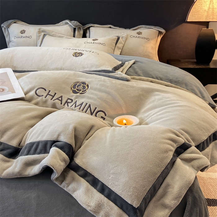 91家纺网 家纺一手货源 找家纺 盛秋家纺 2025新款高克重绣花双拼牛奶绒系列山茶花四件套-查伦香草灰+经典灰