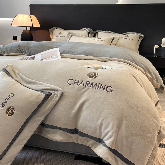 91家纺网 家纺一手货源 找家纺 盛秋家纺 2025新款高克重绣花双拼牛奶绒系列山茶花四件套-查伦香草灰+经典灰