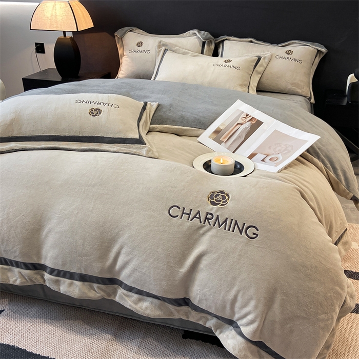 91家纺网 家纺一手货源 找家纺 盛秋家纺 2025新款高克重绣花双拼牛奶绒系列山茶花四件套-查伦香草灰+经典灰