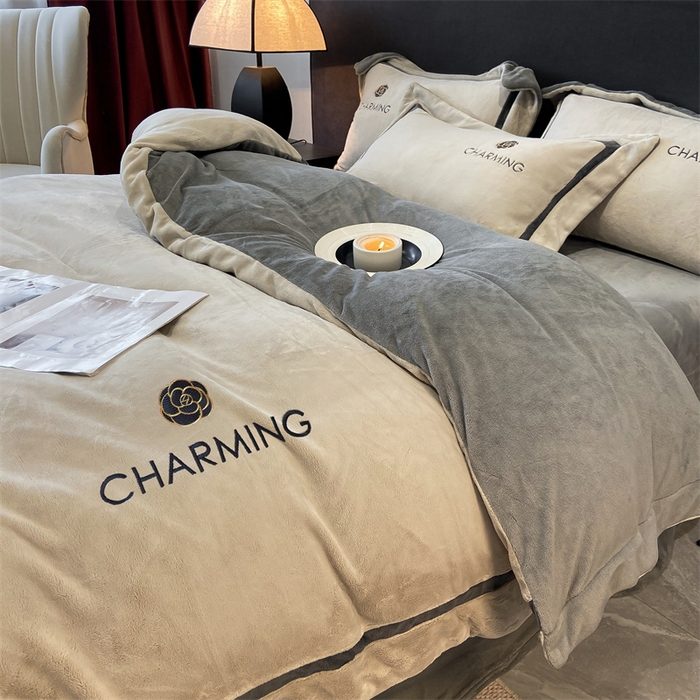 91家纺网 家纺一手货源 找家纺 盛秋家纺 2025新款高克重绣花双拼牛奶绒系列山茶花四件套-查伦香草灰+经典灰