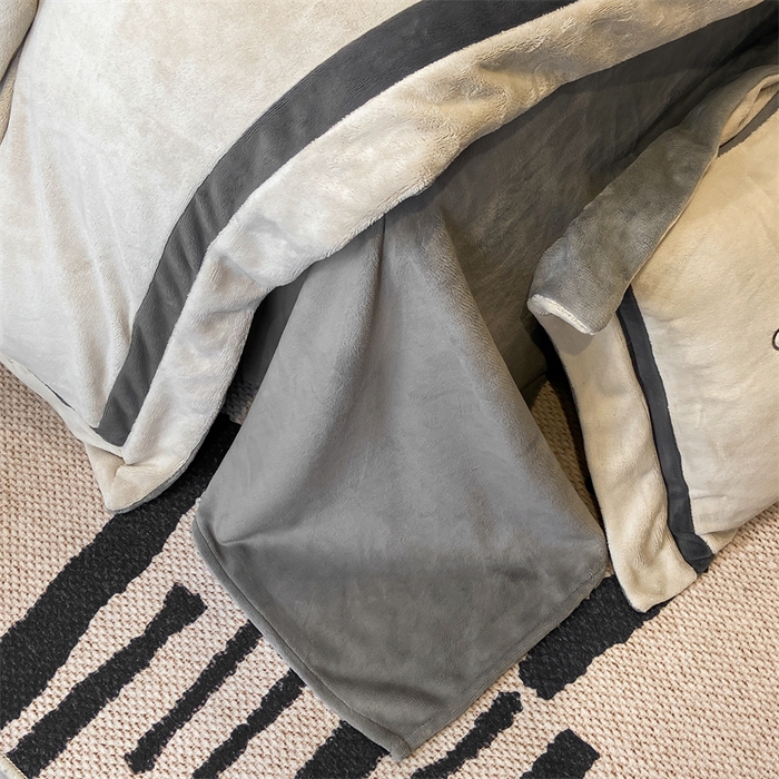 91家纺网 家纺一手货源 找家纺 盛秋家纺 2025新款高克重绣花双拼牛奶绒系列山茶花四件套-查伦香草灰+经典灰