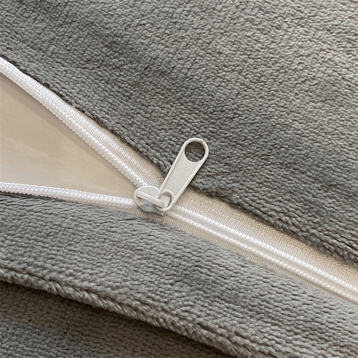 91家纺网 家纺一手货源 找家纺 盛秋家纺 2025新款高克重绣花双拼牛奶绒系列山茶花四件套-查伦香草灰+经典灰