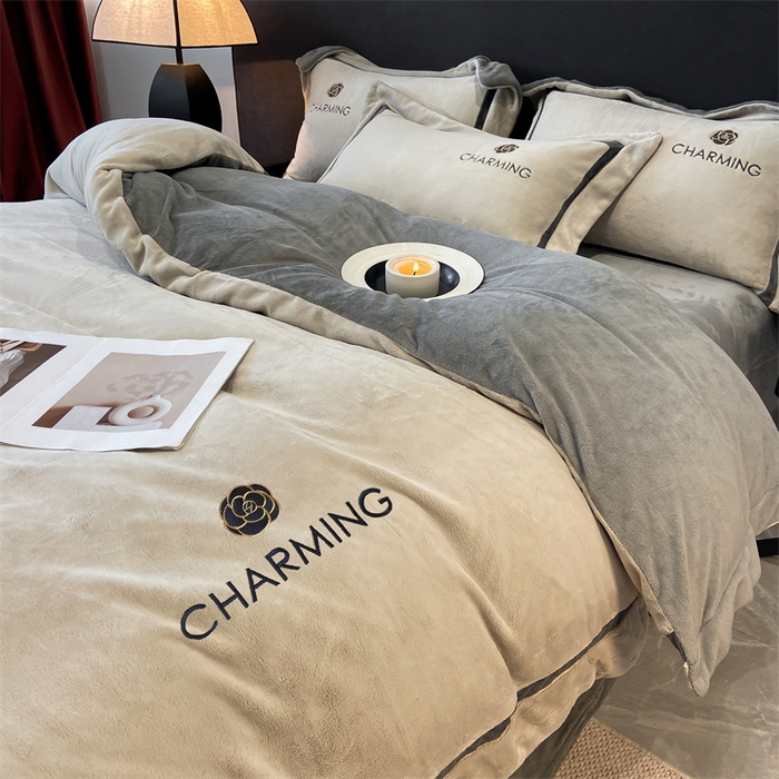 91家纺网 家纺一手货源 找家纺 盛秋家纺 2025新款高克重绣花双拼牛奶绒系列山茶花四件套-查伦香草灰+经典灰