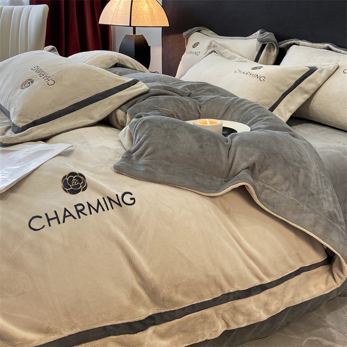 91家纺网 家纺一手货源 找家纺 盛秋家纺 2025新款高克重绣花双拼牛奶绒系列山茶花四件套-查伦香草灰+经典灰