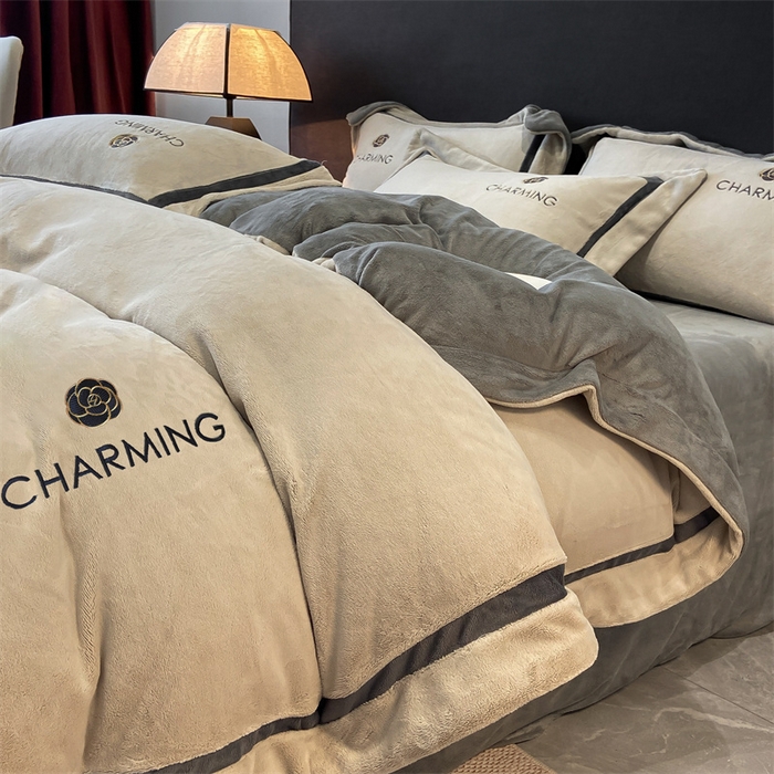 91家纺网 家纺一手货源 找家纺 盛秋家纺 2025新款高克重绣花双拼牛奶绒系列山茶花四件套-查伦香草灰+经典灰