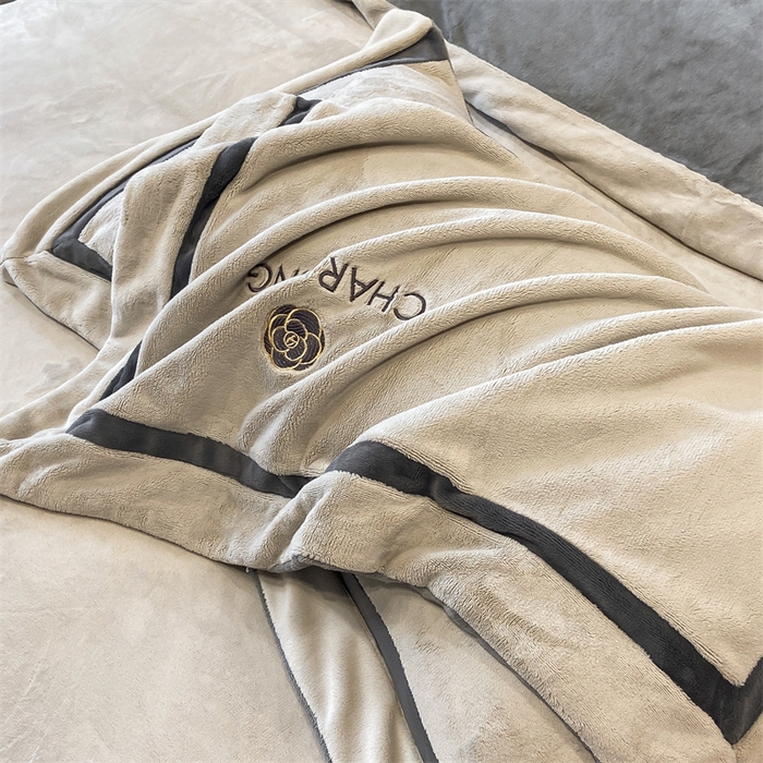 91家纺网 家纺一手货源 找家纺 盛秋家纺 2025新款高克重绣花双拼牛奶绒系列山茶花四件套-查伦香草灰+经典灰