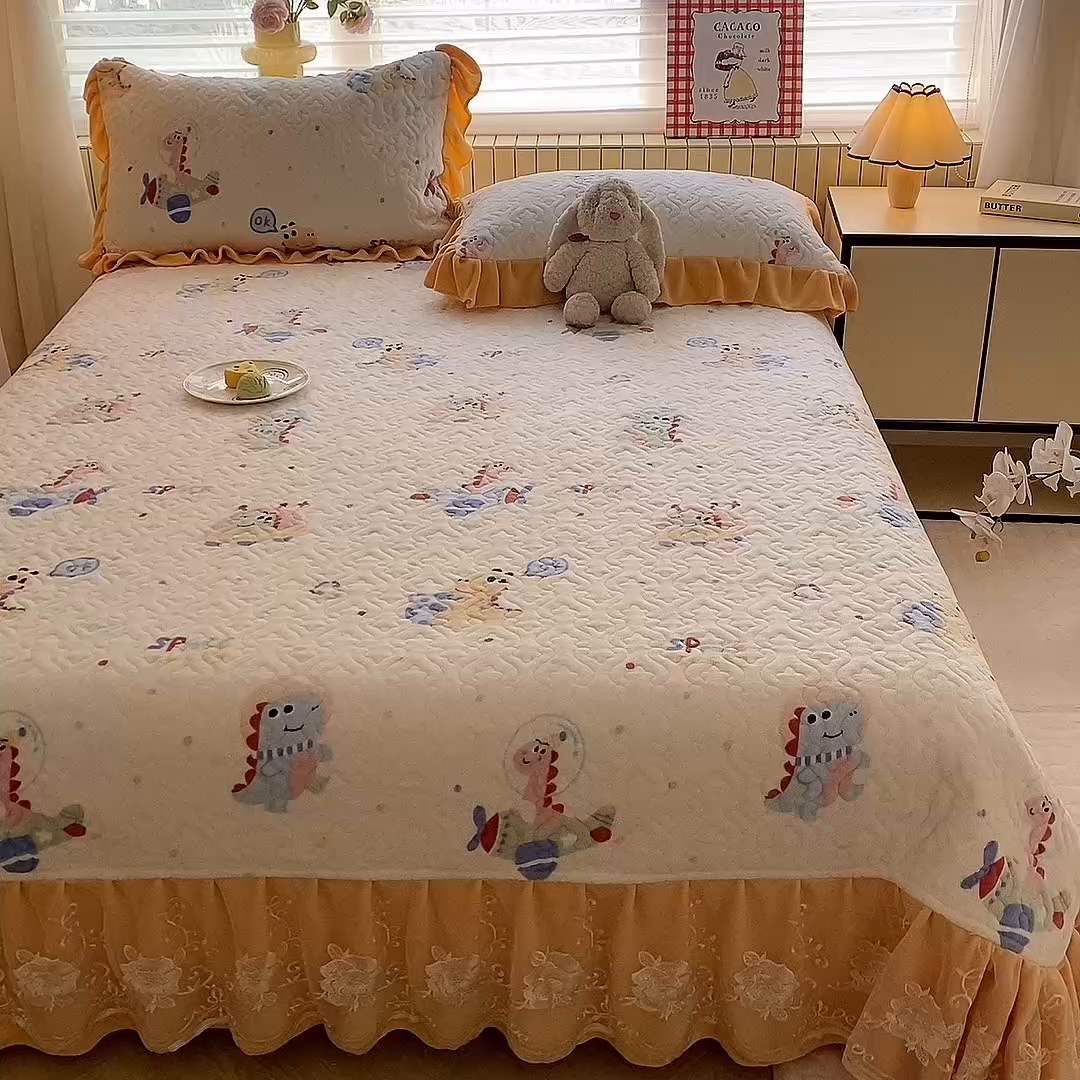 91家纺网 家纺一手货源 找家纺 美达家纺 2025新款高克重牛奶绒花边款夹棉床盖三件套 恐龙星球