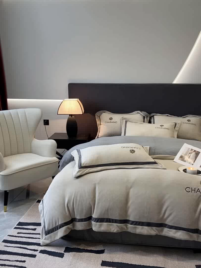 91家纺网 家纺一手货源 找家纺 盛秋家纺 2025新款高克重绣花双拼牛奶绒系列山茶花四件套-查伦香草灰+经典灰