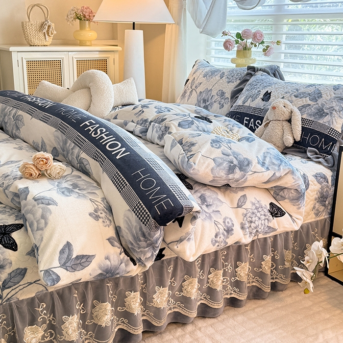 91家纺网 家纺一手货源 找家纺 美达家纺 2025新款高克重牛奶绒花边款夹棉床盖三件套 梦蝶