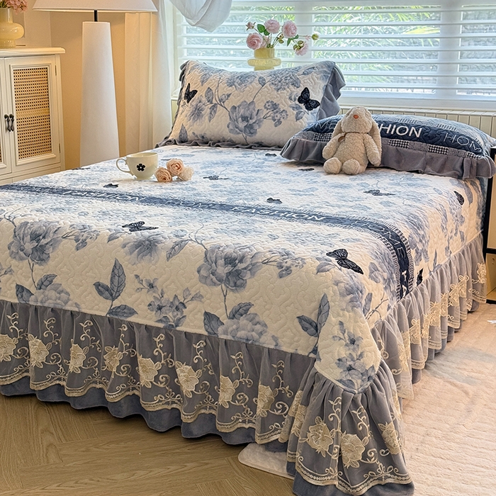 91家纺网 家纺一手货源 找家纺 美达家纺 2025新款高克重牛奶绒花边款夹棉床盖三件套 梦蝶