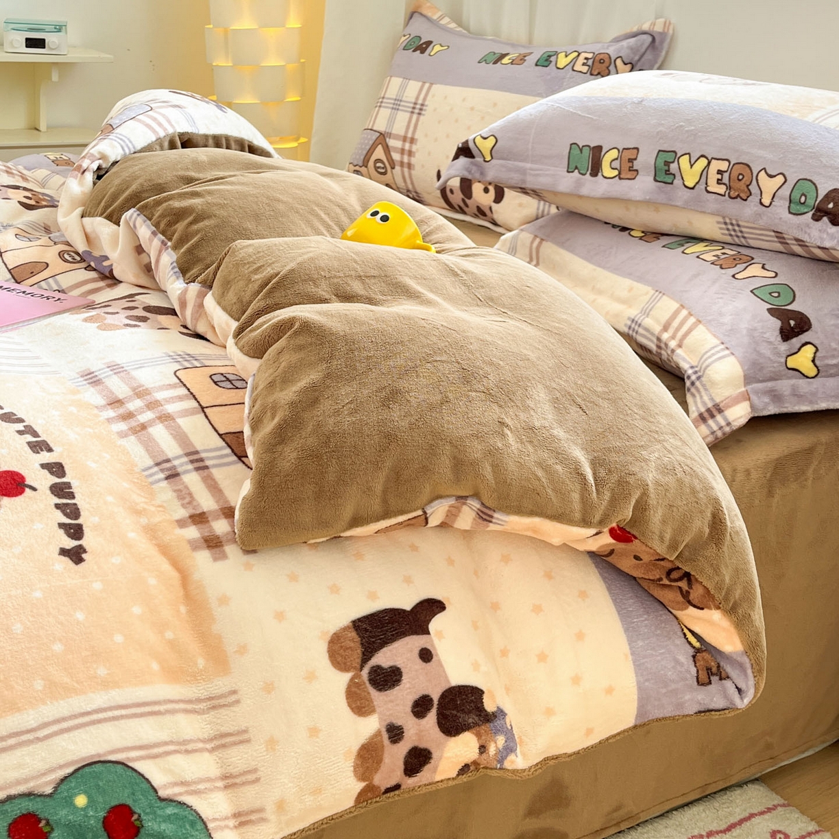 91家纺网 家纺一手货源 找家纺 沐慕 2025新款高克重牛奶绒四件套 牛奶绒-卡其块块狗