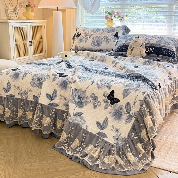 91家纺网 家纺一手货源 找家纺 美达家纺 2025新款高克重牛奶绒花边款夹棉床盖三件套 梦蝶