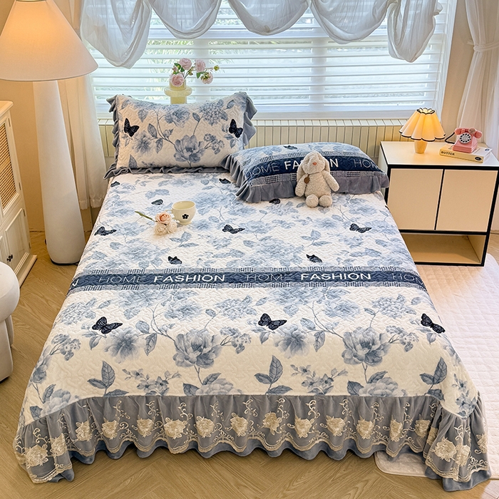 91家纺网 家纺一手货源 找家纺 美达家纺 2025新款高克重牛奶绒花边款夹棉床盖三件套 梦蝶