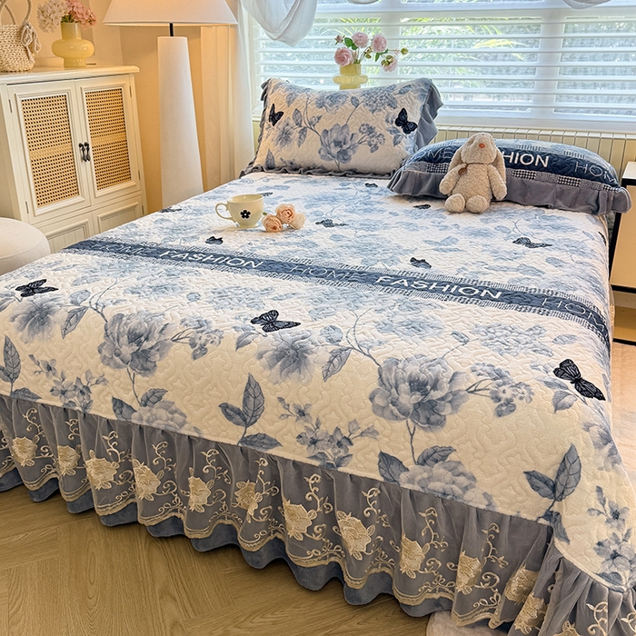 91家纺网 家纺一手货源 找家纺 美达家纺 2025新款高克重牛奶绒花边款夹棉床盖三件套 梦蝶