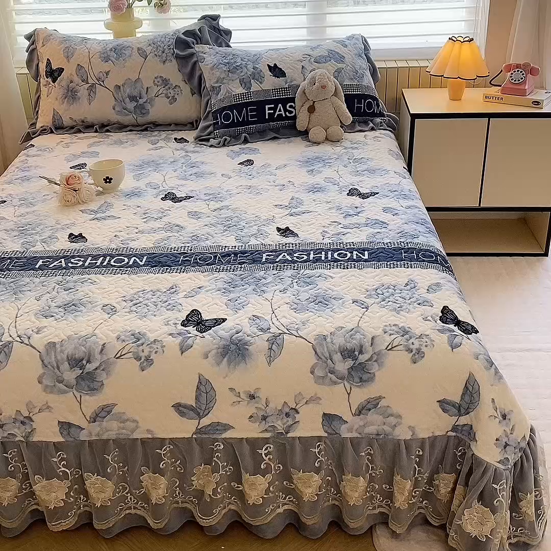 91家纺网 家纺一手货源 找家纺 美达家纺 2025新款高克重牛奶绒花边款夹棉床盖三件套 梦蝶