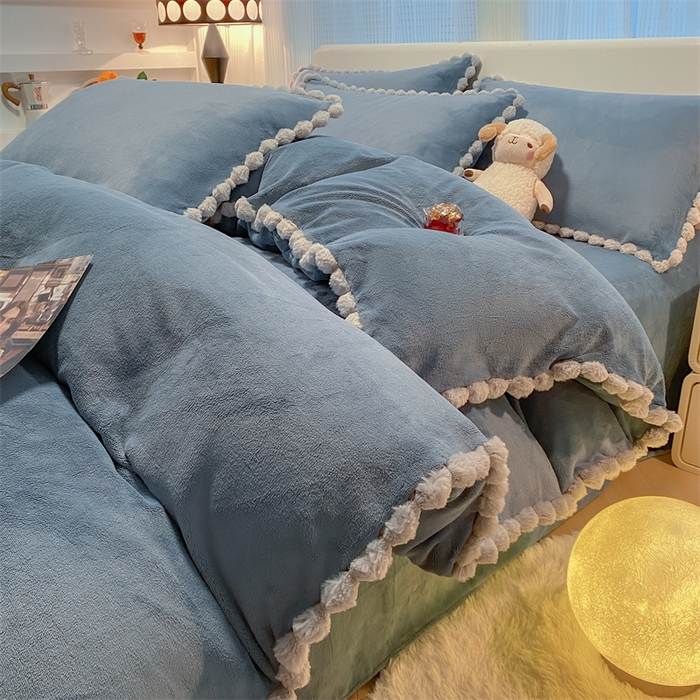 91家纺网 家纺一手货源 找家纺 （总）盛秋家纺 2025新款A类牛奶绒毛球工艺款四件套-琳达（暖光）