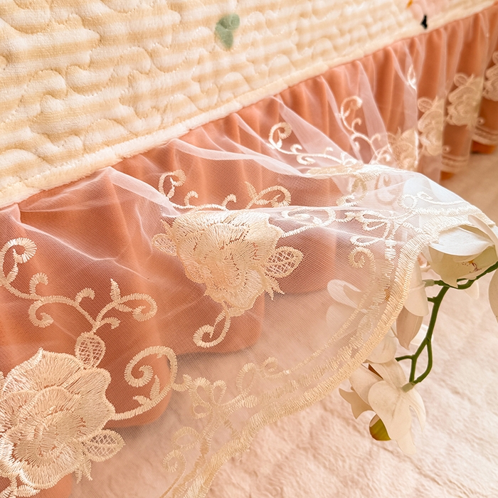 91家纺网 家纺一手货源 找家纺 美达家纺 2025新款高克重牛奶绒花边款夹棉床盖三件套 甜蜜奶吧