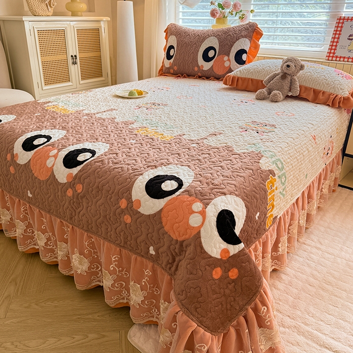 91家纺网 家纺一手货源 找家纺 美达家纺 2025新款高克重牛奶绒花边款夹棉床盖三件套 甜蜜奶吧