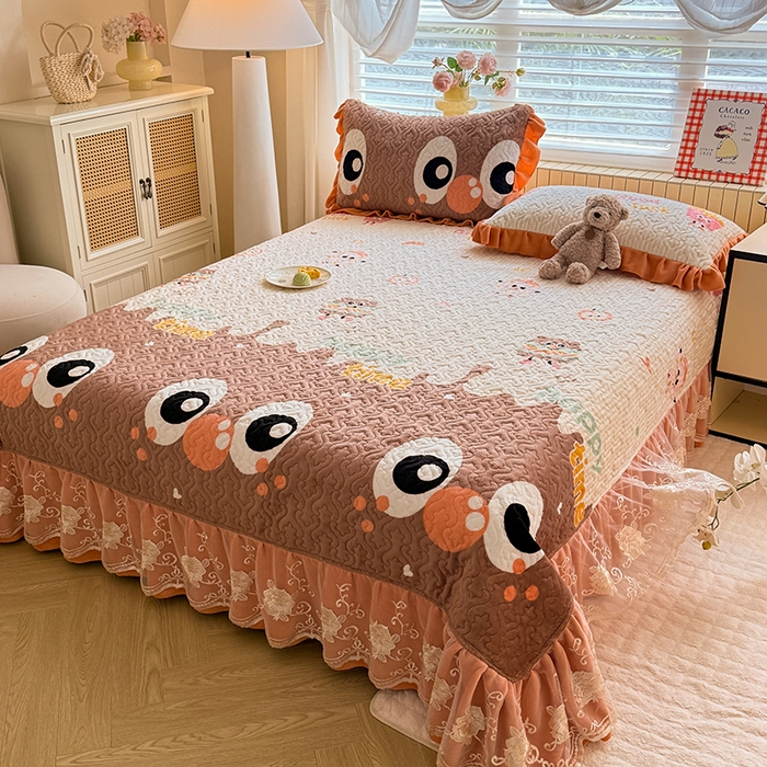 91家纺网 家纺一手货源 找家纺 美达家纺 2025新款高克重牛奶绒花边款夹棉床盖三件套 甜蜜奶吧