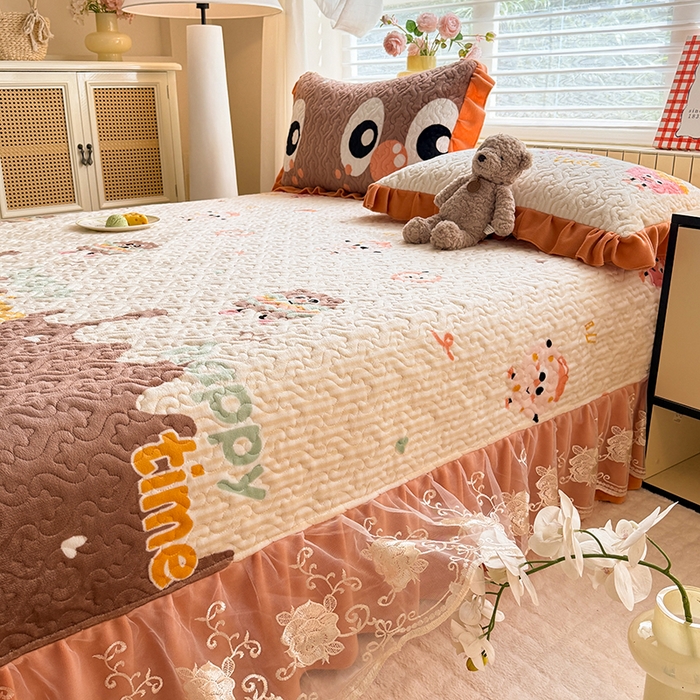 91家纺网 家纺一手货源 找家纺 美达家纺 2025新款高克重牛奶绒花边款夹棉床盖三件套 甜蜜奶吧