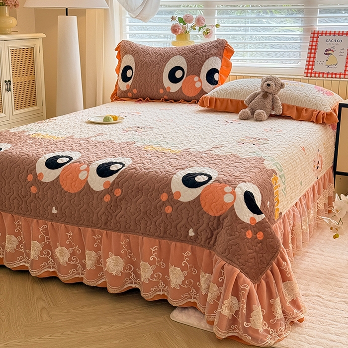 91家纺网 家纺一手货源 找家纺 美达家纺 2025新款高克重牛奶绒花边款夹棉床盖三件套 甜蜜奶吧