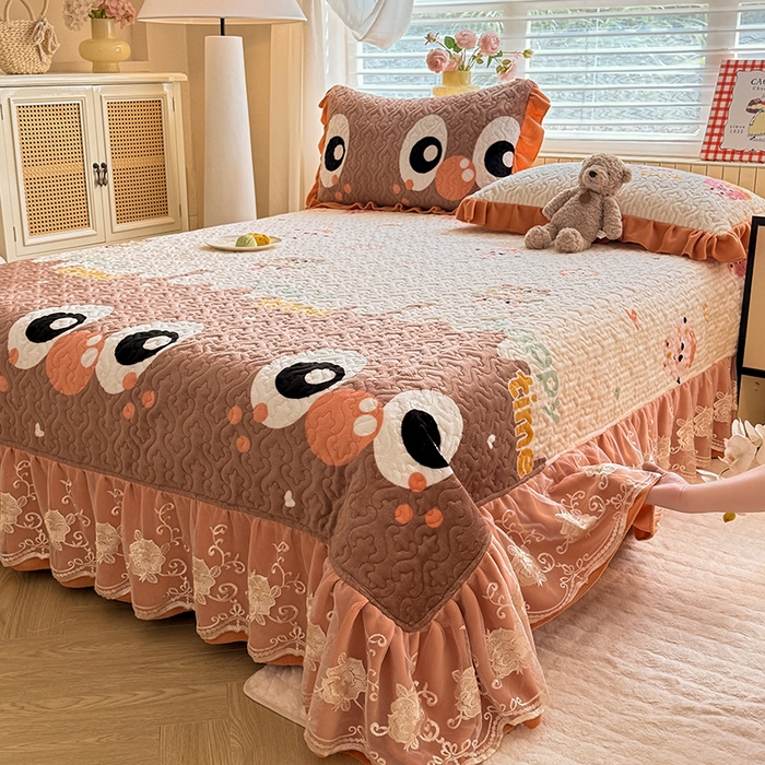 91家纺网 家纺一手货源 找家纺 美达家纺 2025新款高克重牛奶绒花边款夹棉床盖三件套 甜蜜奶吧