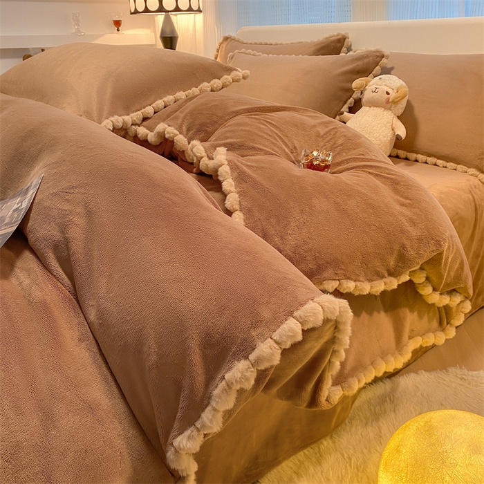 91家纺网 家纺一手货源 找家纺 （总）盛秋家纺 2025新款A类牛奶绒毛球工艺款四件套-琳达（暖光）