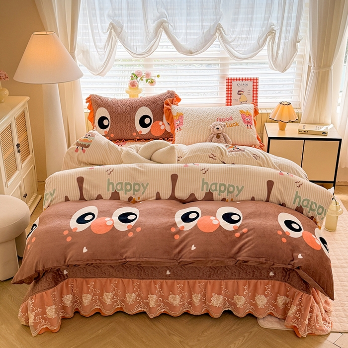 91家纺网 家纺一手货源 找家纺 美达家纺 2025新款高克重牛奶绒花边款夹棉床盖三件套 甜蜜奶吧