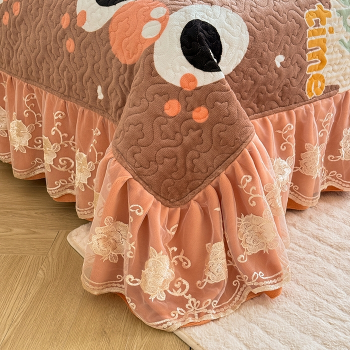 91家纺网 家纺一手货源 找家纺 美达家纺 2025新款高克重牛奶绒花边款夹棉床盖三件套 甜蜜奶吧