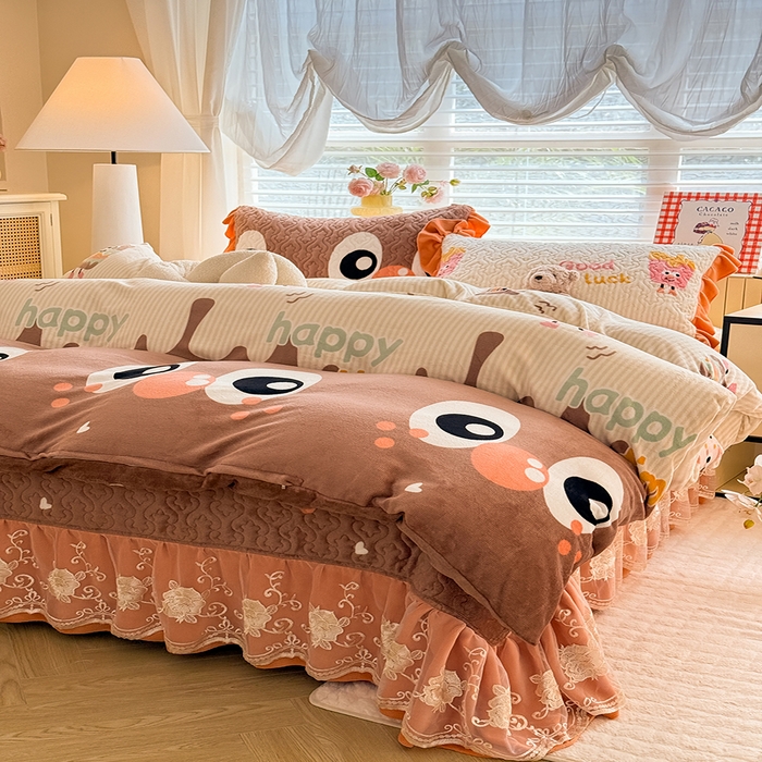 91家纺网 家纺一手货源 找家纺 美达家纺 2025新款高克重牛奶绒花边款夹棉床盖三件套 甜蜜奶吧