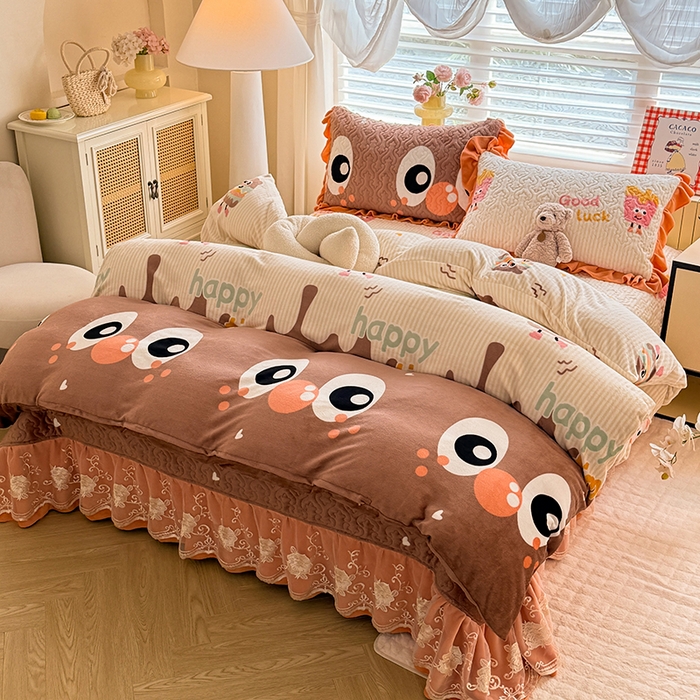 91家纺网 家纺一手货源 找家纺 美达家纺 2025新款高克重牛奶绒花边款夹棉床盖三件套 甜蜜奶吧