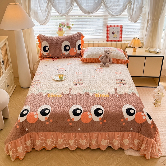 91家纺网 家纺一手货源 找家纺 美达家纺 2025新款高克重牛奶绒花边款夹棉床盖三件套 甜蜜奶吧