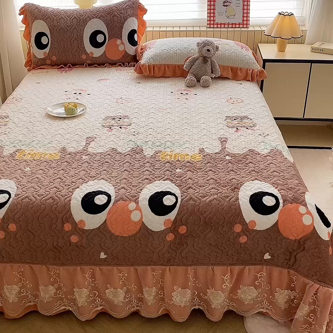 91家纺网 家纺一手货源 找家纺 美达家纺 2025新款高克重牛奶绒花边款夹棉床盖三件套 甜蜜奶吧