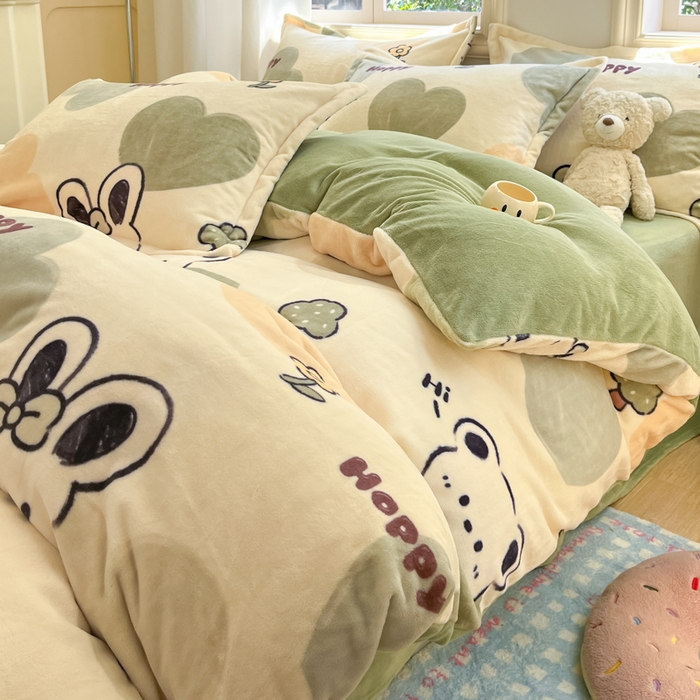 91家纺网 家纺一手货源 找家纺 沐慕 2025新款高克重牛奶绒四件套 牛奶绒-绿色爱心兔