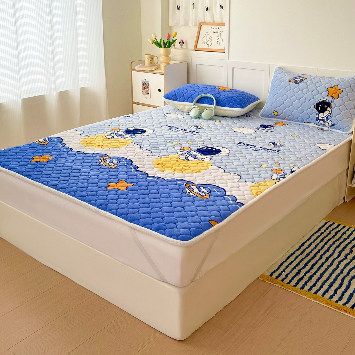 91家纺网 家纺一手货源 找家纺 富馨莱 2025新款牛奶绒夹棉床垫床盖支持一件定制 飞行太空