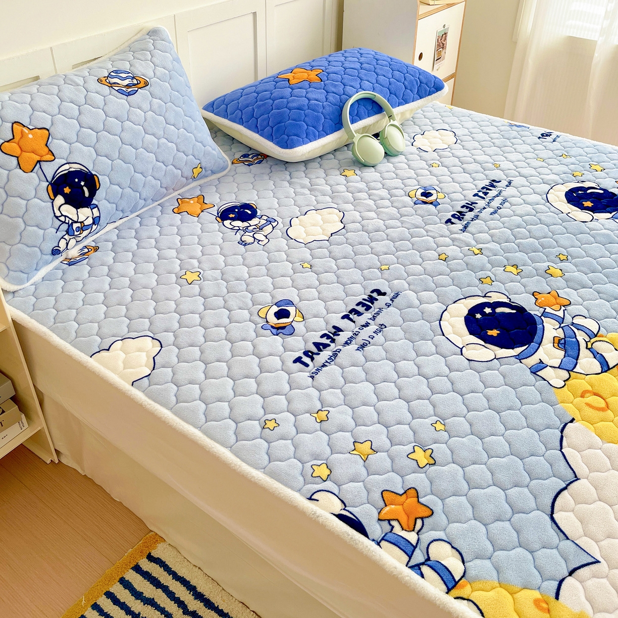 91家纺网 家纺一手货源 找家纺 富馨莱 2025新款牛奶绒夹棉床垫床盖支持一件定制 飞行太空