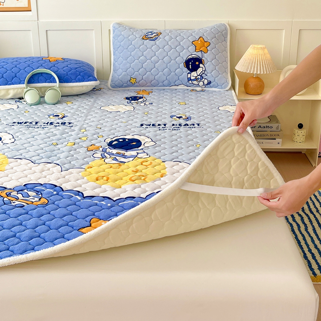 91家纺网 家纺一手货源 找家纺 富馨莱 2025新款牛奶绒夹棉床垫床盖支持一件定制 飞行太空