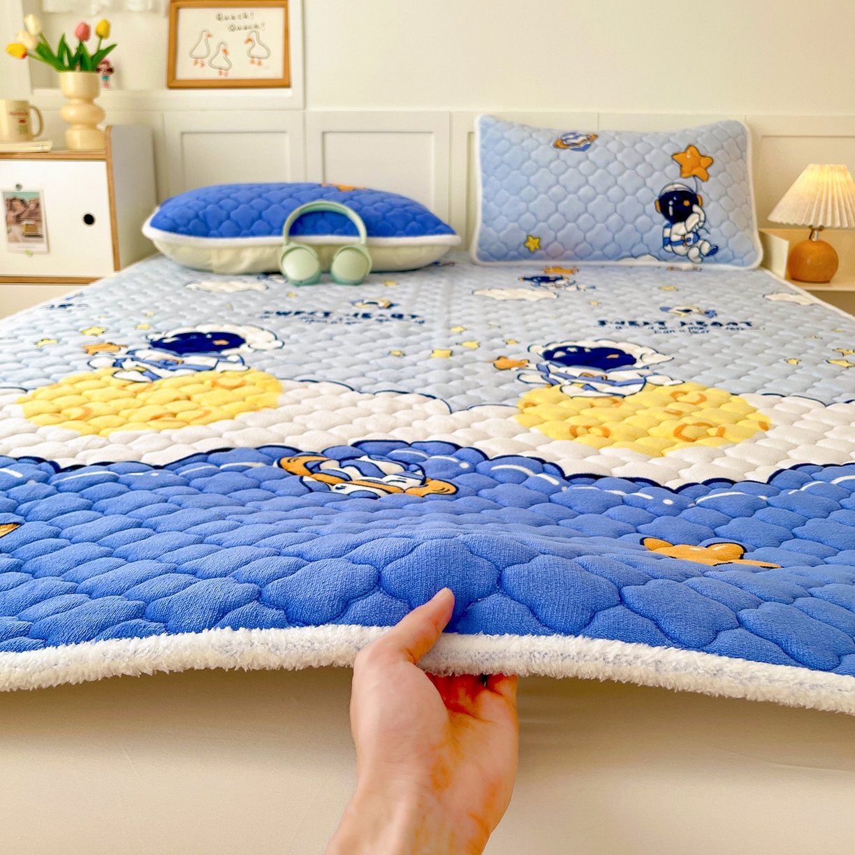 91家纺网 家纺一手货源 找家纺 富馨莱 2025新款牛奶绒夹棉床垫床盖支持一件定制 飞行太空