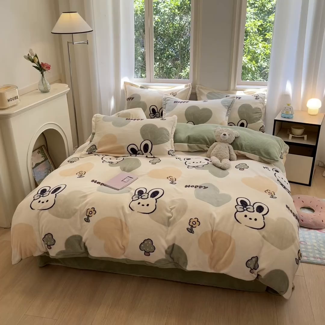 91家纺网 家纺一手货源 找家纺 沐慕 2025新款高克重牛奶绒四件套 牛奶绒-绿色爱心兔