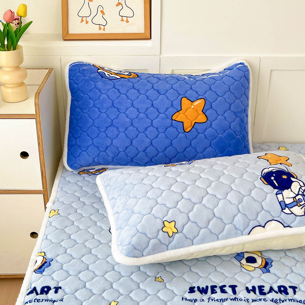 91家纺网 家纺一手货源 找家纺 富馨莱 2025新款牛奶绒夹棉床垫床盖支持一件定制 飞行太空