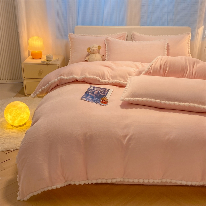 91家纺网 家纺一手货源 找家纺 （总）盛秋家纺 2025新款A类牛奶绒毛球工艺款四件套-琳达（暖光）