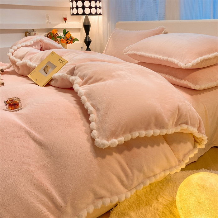 91家纺网 家纺一手货源 找家纺 （总）盛秋家纺 2025新款A类牛奶绒毛球工艺款四件套-琳达（暖光）