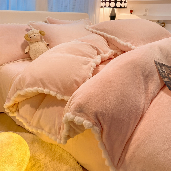 91家纺网 家纺一手货源 找家纺 （总）盛秋家纺 2025新款A类牛奶绒毛球工艺款四件套-琳达（暖光）