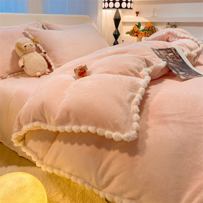 91家纺网 家纺一手货源 找家纺 （总）盛秋家纺 2025新款A类牛奶绒毛球工艺款四件套-琳达（暖光）