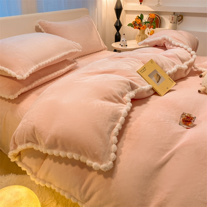 91家纺网 家纺一手货源 找家纺 （总）盛秋家纺 2025新款A类牛奶绒毛球工艺款四件套-琳达（暖光）