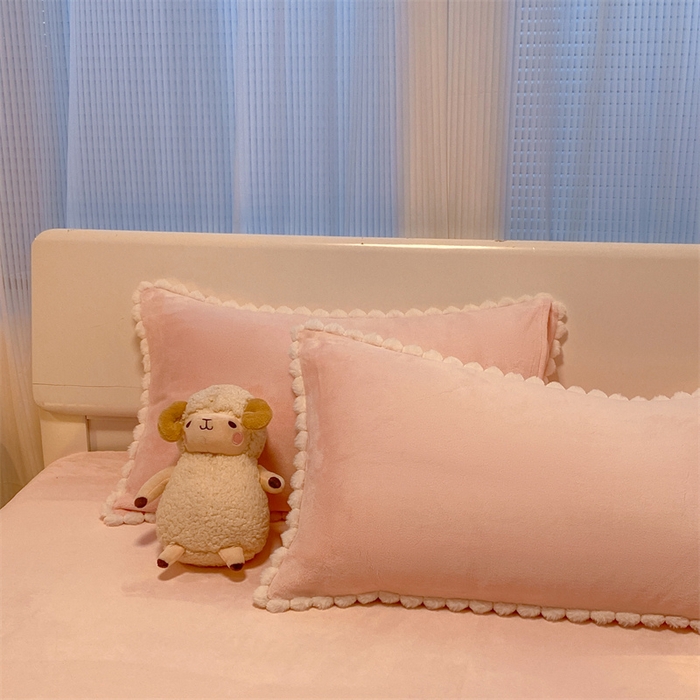 91家纺网 家纺一手货源 找家纺 （总）盛秋家纺 2025新款A类牛奶绒毛球工艺款四件套-琳达（暖光）