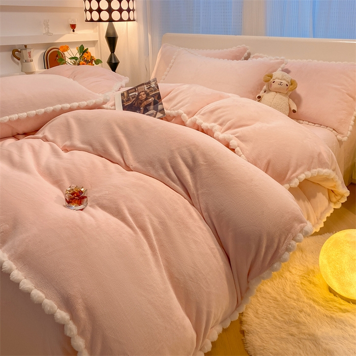 91家纺网 家纺一手货源 找家纺 （总）盛秋家纺 2025新款A类牛奶绒毛球工艺款四件套-琳达（暖光）