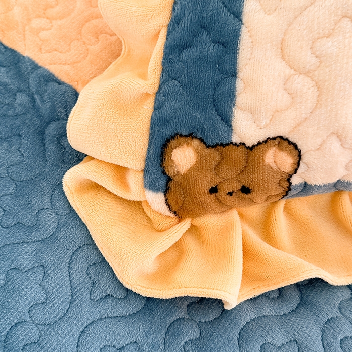 91家纺网 家纺一手货源 找家纺 美达家纺 2025新款高克重牛奶绒花边款夹棉床盖三件套 微笑熊